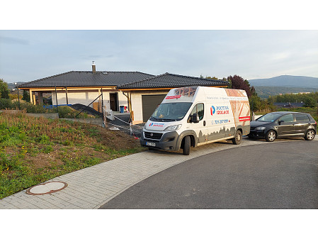 Zateplení stropu novostavby rodinného domu typu bungalov v Chomutově